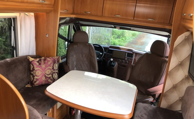 4p luxe  Hobby semi-integrated camper smart tv