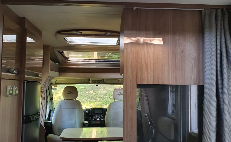 Prachtige luxe en compacte (6,40 meter) camper met alles wat je wenst...