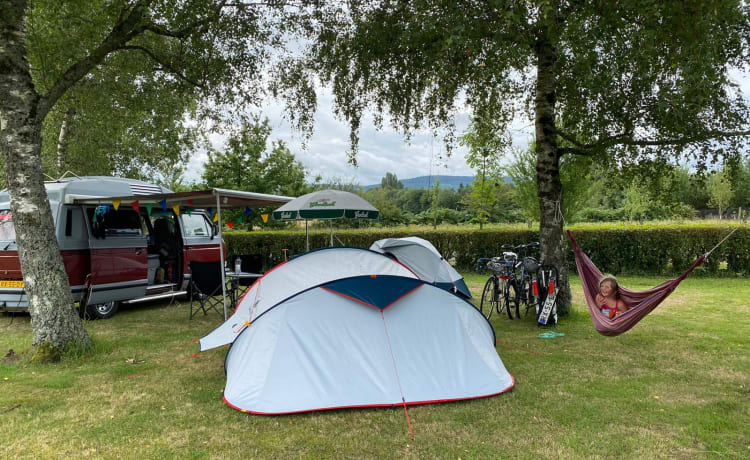 Volkswagen T3 Dehler rétro d'origine avec équipement de camping complet.