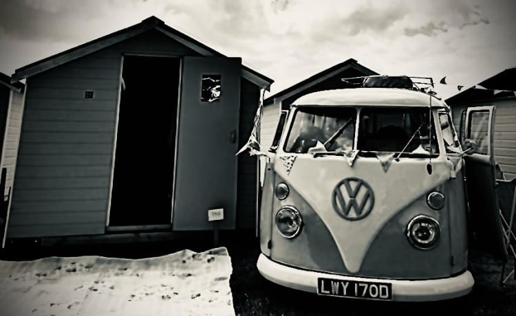 Bluebell – 2 berth Volkswagen campervan from 1966