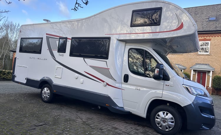 Charlie  –  Charlie Luxurious and modern 5 berth Roller Team