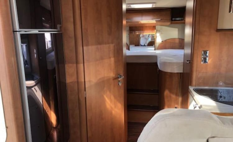 Luxe! 5 persoons Carthago Tourer integraal camper