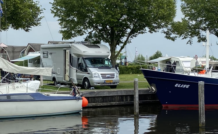 Sehr geräumiger LMC Camper mit vollautomatischer hydraulischer Niveauregulierung