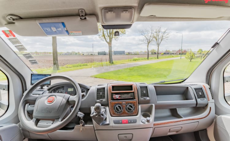 Neat 3-person camper, XXL garage, reversing camera, air conditioning