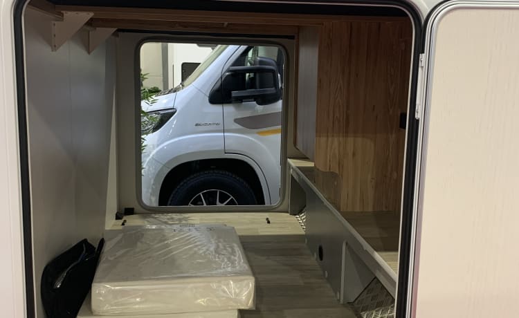 Nieuwe compleet uitgeruste luxe camper te huur 