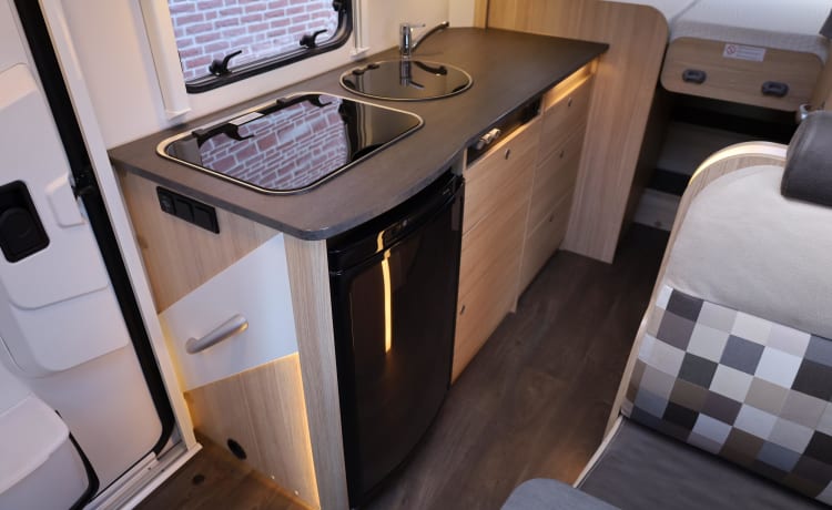 Vrij & Blij – Spacious Sunlight T66 with single longitudinal beds, year of manufacture 2019 with 150 hp (euro 6)