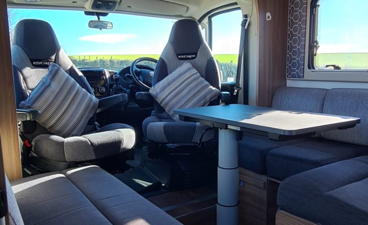 Sally – Swift Escape 694 – Geräumiger Luxus mit 4 Schlafplätzen, Versicherung inklusive