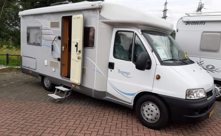 4p Hymer semi-integrated uit 2004