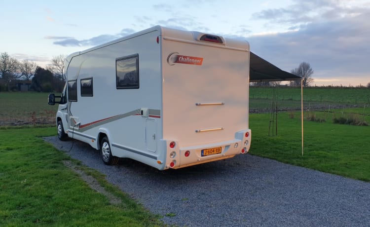 Zeer luxe, ruime en comfortabele camper met Queen size bed, super compleet!