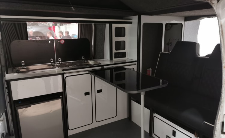 Daphne the Festival Campervan  – Mercedes-Benz camper met 4 slaapplaatsen, ideaal voor festivals en off-grid