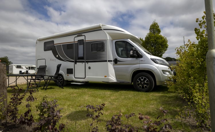 T898BJ – T898BJ  4 persoons Bürstner Lyseo Harmony Line 736 half integraal uit 2018