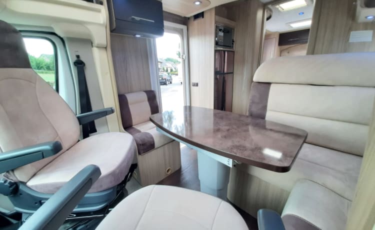 CI X-TIL – Very luxurious 4 person camper with queen bed and pull-down bed, lots of storage space