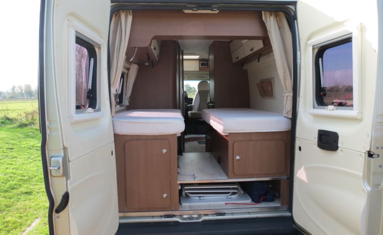 Rolmaatje – Beautiful Roller Team Livingstone bus camper (2.5p) for rent