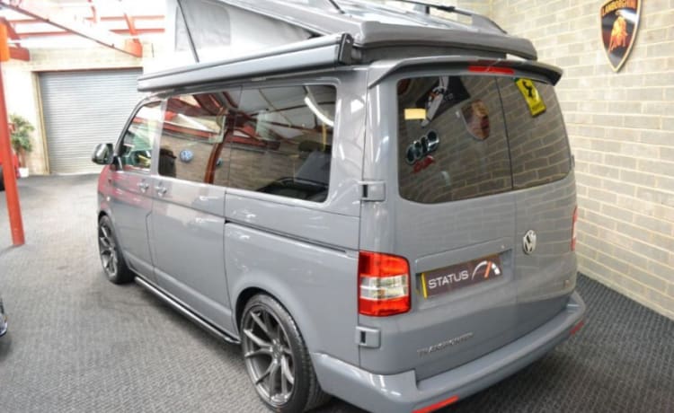 Camper di lusso VW T5 Sportline con pannello solare da 160 W.