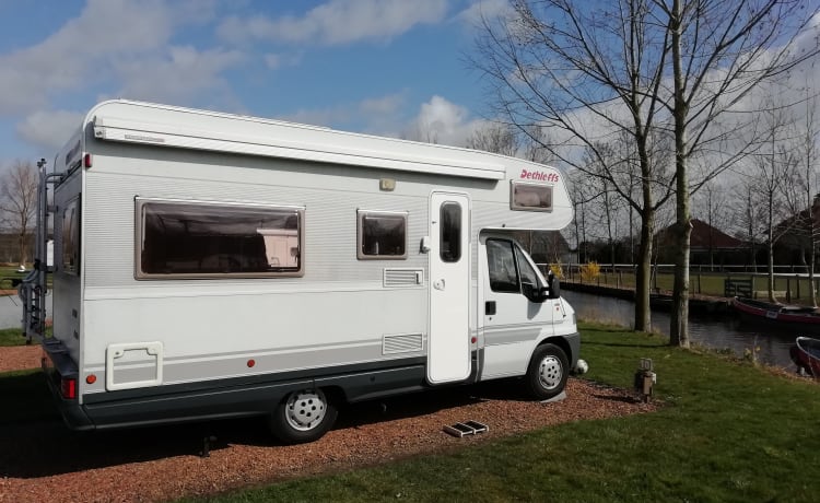 Complete and compact 5-person house on wheels