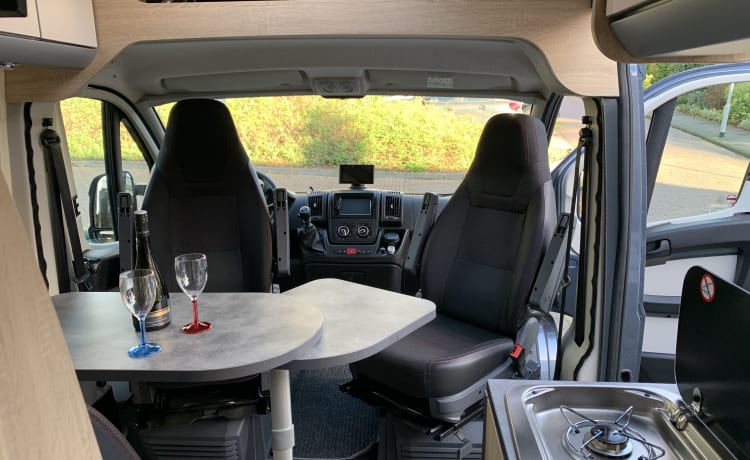 Beau camping-car autosuffisant, 2 couchages et porte-vélos