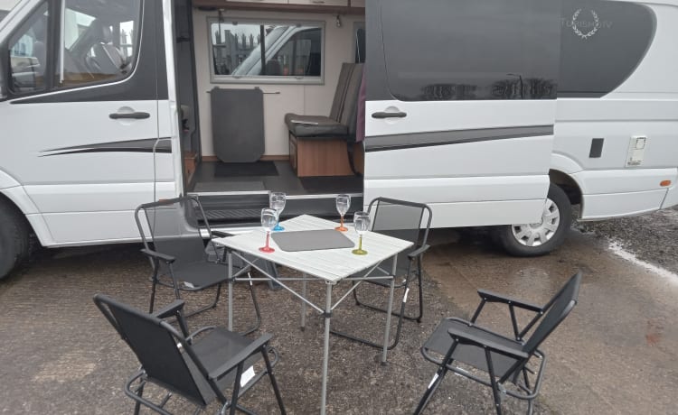 Marcia Merc – Mercedes-Benz Sprinter ruime bestelwagen met 4 slaapplaatsen 