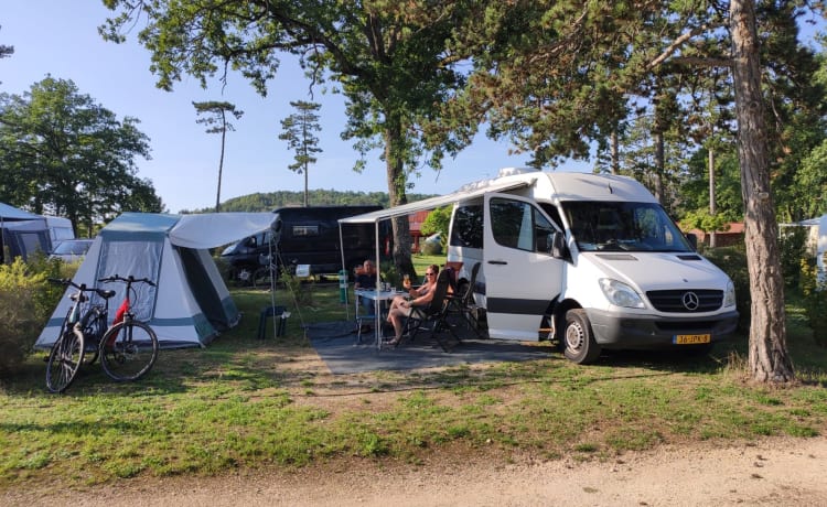 Co-Camper – Mercedes-Benz sprinter with wooden interior