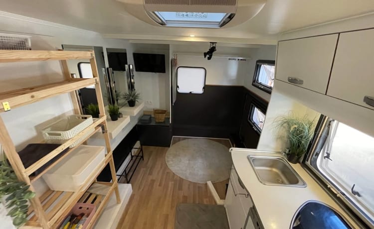 Zelf bouw – Spacious alcove mobile home