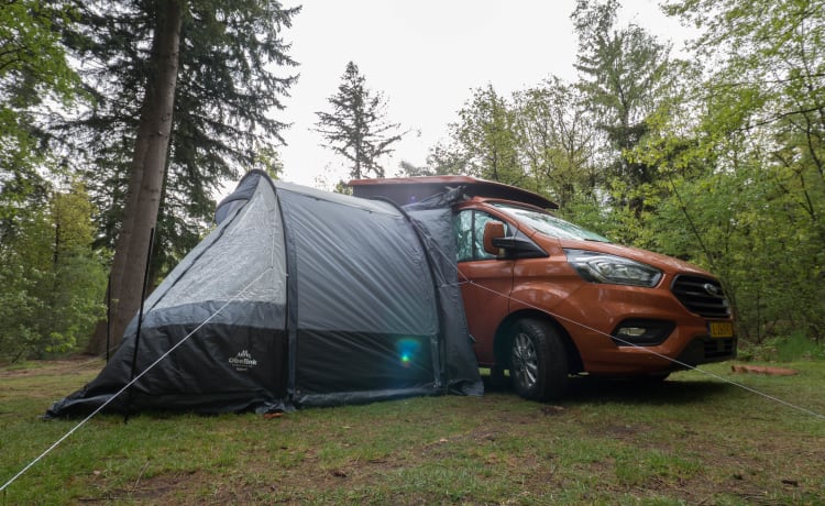Oranje monster – Compacte camper met plaats voor vijf