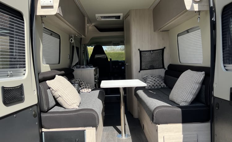 Lola – Autotrail-camper met 2 slaapplaatsen