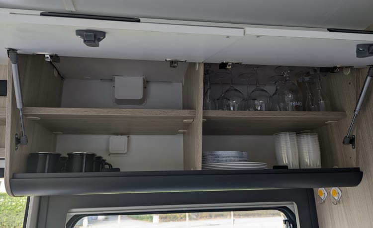 6p recente familie camper uit 2021 - Sun Living alcove