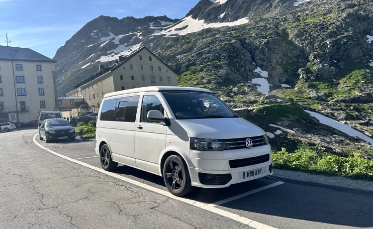 Hoogwaardige 4-persoons VW T5.1 pop-top campervan