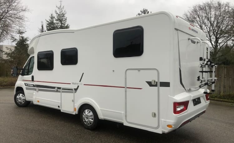 Camper Adria 2 per 4 persone completamente arredato, letti lunghi e letto basculante