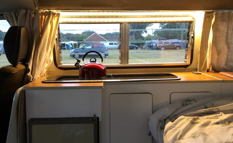 Roses – Vintage Devon 4 couchettes Volkswagen Camper 1981 - Camping classique relaxant