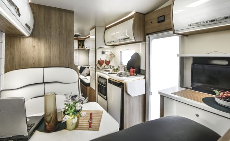 Best Social Space Motorhome, Auto Roller 746