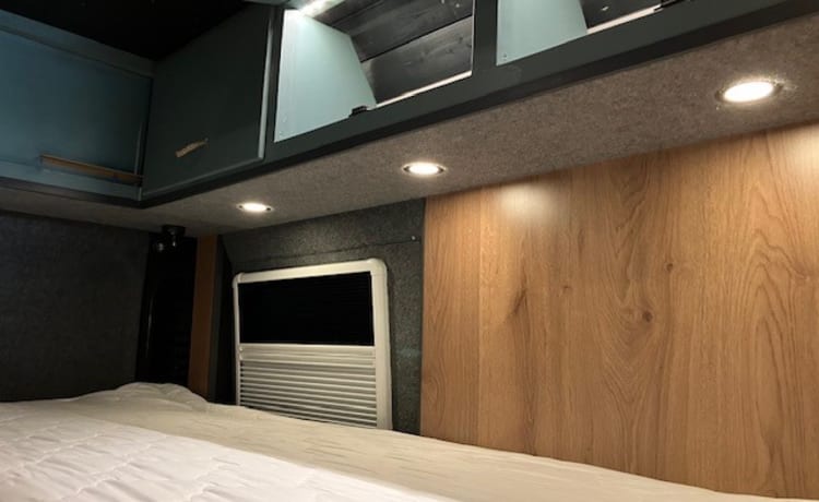 Heunie 2 – Bus camper with lengthwise beds
