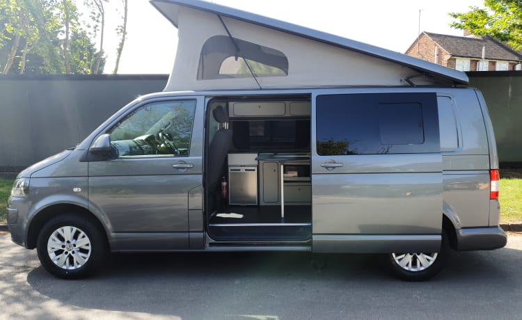 VW T5 LWB – Pop Top Campervan mit Automatikgetriebe (2 Erwachsene 2 Kinder)