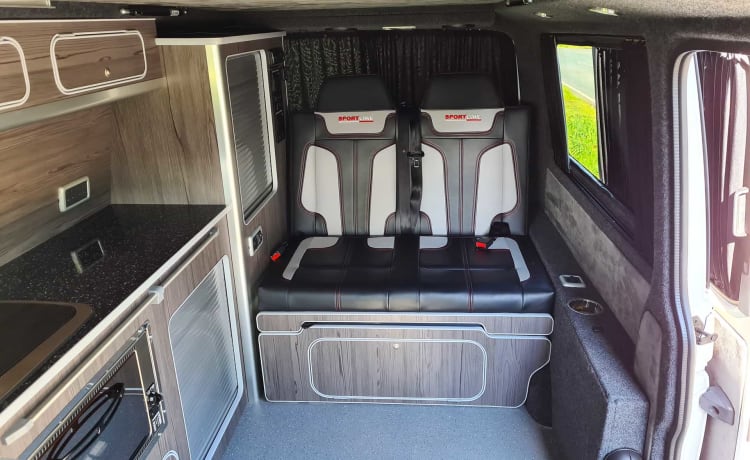 Wallace – Camper VW T6 con 4 posti letto ad alta specifica nel Derbyshire