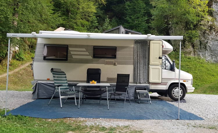 Hymer 4 personnes spacieux et très complet