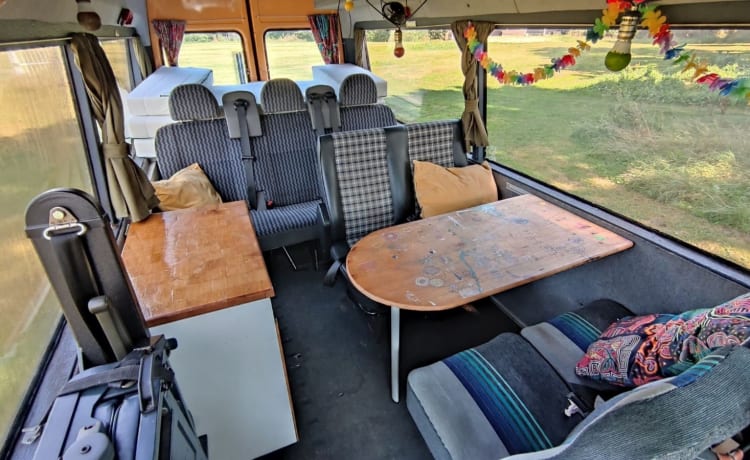 Sput – Looking for adventure? 2p Mercedes-Benz Bus Camper from 2000!