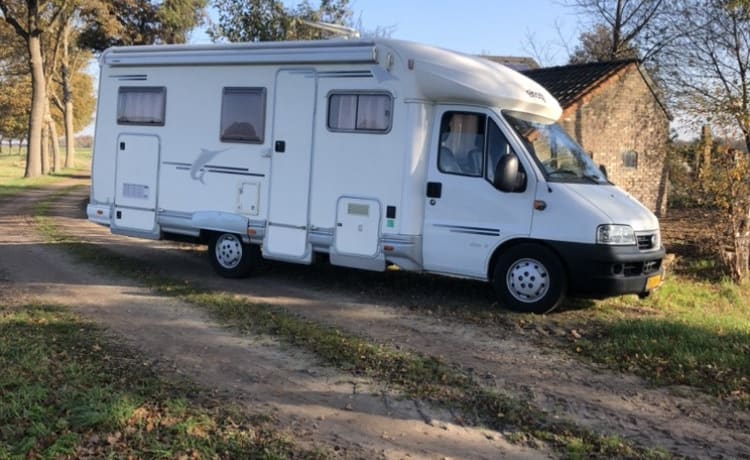 Sehr kompletter teilintegrierter Camper mit großer Garage / Tierunterkunft