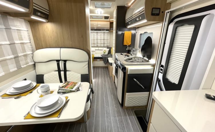 Astrid – Luxury 4-6 Berth Roller Team Auto-Roller 747 Manuale - Completamente assicurato