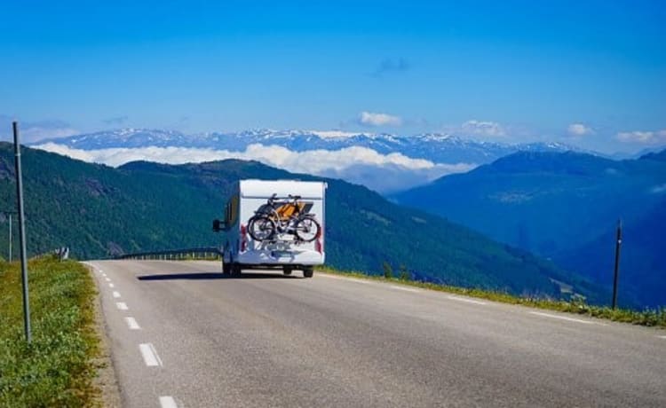 Sfeervolle camper met vast bed en makkelijk te parkeren