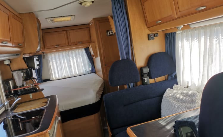 B574 met dubbele bodem  – 4p Top Hymer with good French beds