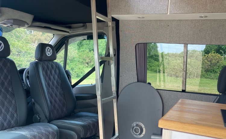 Arthur – Luxuriöser VW Crafter Expedition Campervan „Arthur“ mit Aufstelldach für 4 Personen