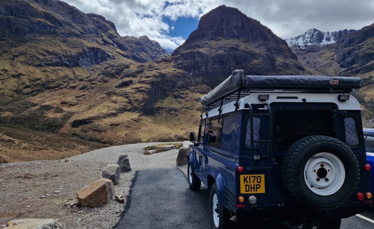 Blue Landy – 2-persoons Land Rover campervan uit 1992