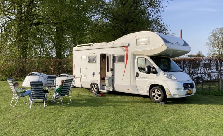 Roller Team – Spacious, cozy 6-person family camper