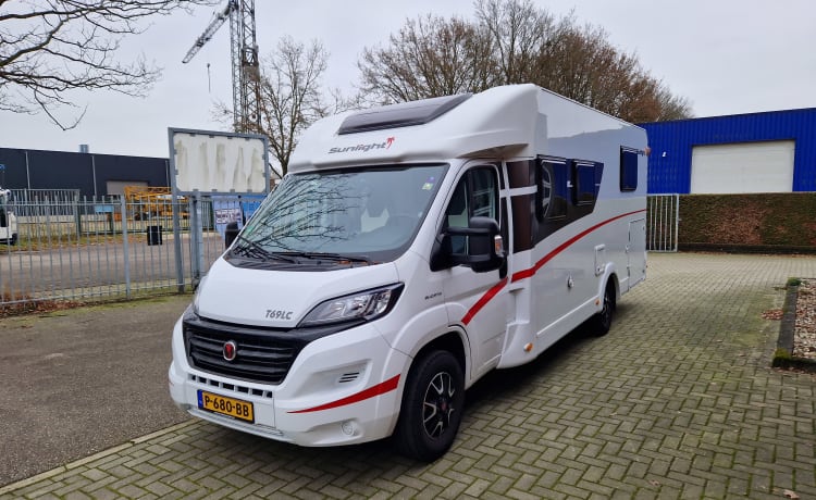 Sunlight T69LC - Ruime en luxe 4 persoons camper met face to face indeling