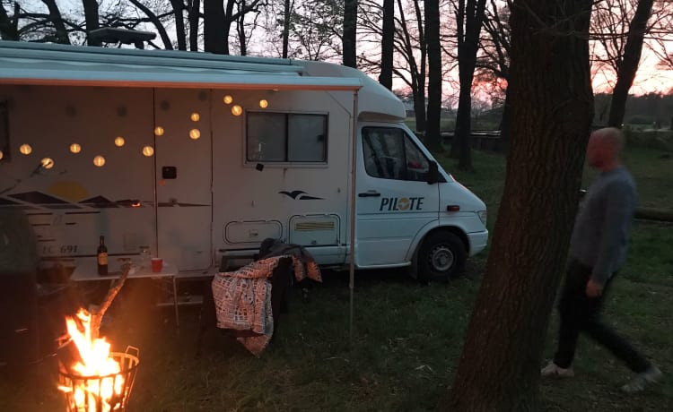 Polly – Mercedes-Benz Camper Pacific 691