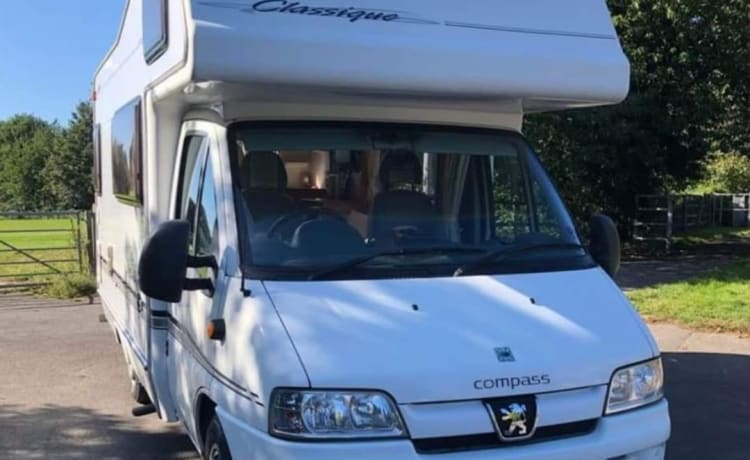 Marty – 4-persoons Peugeot Boxer alkoof camper uit 2005