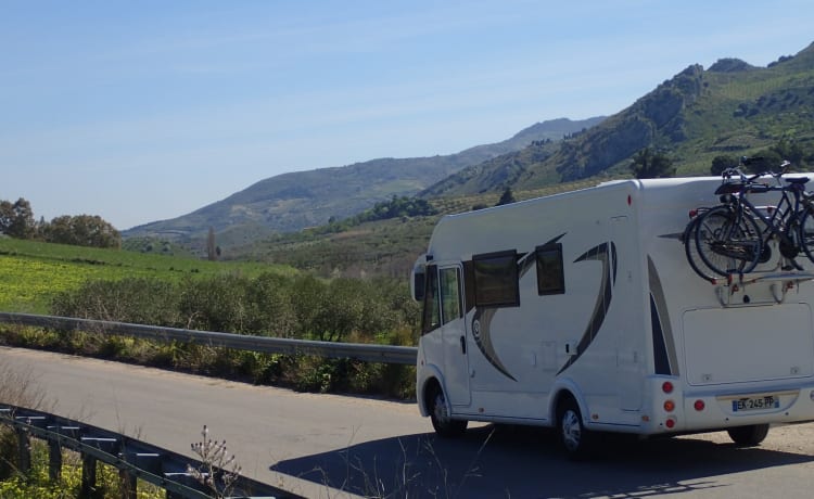 Luxuriöses Integral Wohnmobil zu vermieten in Zentralfrankreich