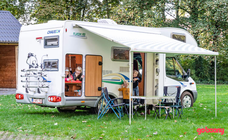  Chausson Flash 03 – Camping-car familial tout confort avec lits superposés