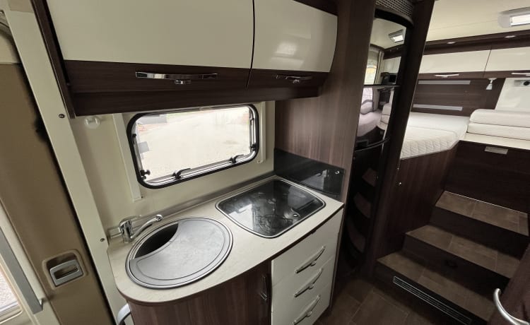 Joep – Luxe Bürstner camper > KINGSIZE BED  (TV-AIRCO-VRIJE KM)