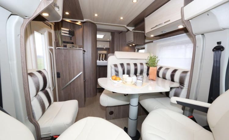 La vie est belle – Modern Burstner Ixeo Time IT700 avec lit Queens, année de construction 2015.