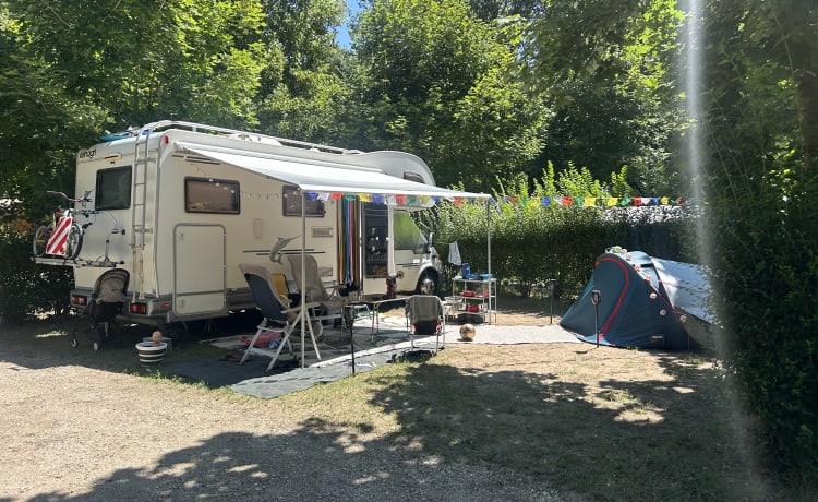 Bobby – Aventures familiales sur roues : camping-car Ford Elnagh pour 4 à 6 personnes